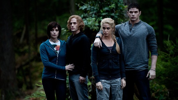 Screenshot from Eclipse of the "teen" Cullens wearing heinous wigs