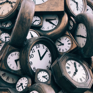 Pile of many clocks of different sizes and shapes