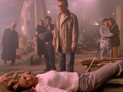 The Scooby Gang looks shellshocked at Buffy's dead body after she sacrificed herself.