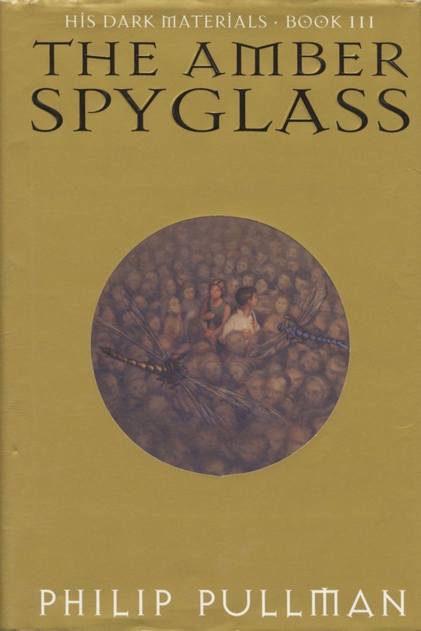 Cover The Amber Spyglass: A gold cover with a circle in the center showing Lyra and Will walking through ghosts