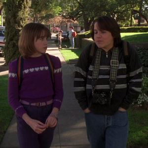 13-year-old Jenna and Matty, walking down the street and talking, in 13 Going on 30