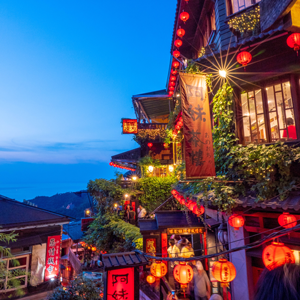 A building in Tawiwan at desk with red lanterns and plants in the windows