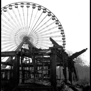 Black and white photo of a decrepit ferris wheel