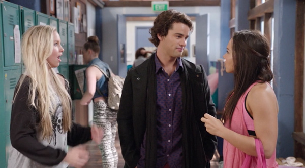 Wes, a hot dude, standing between Kat and Abigail in the school hallway