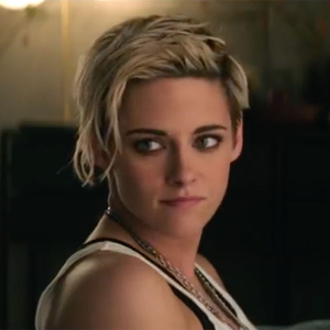 Screenshot from Charlie's Angels of Kristen Stewart, with short blonde hair and dark eyeliner