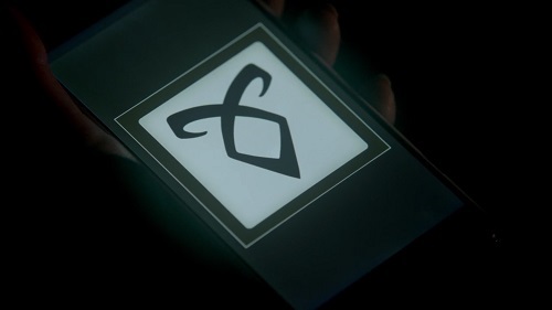 Phone with simple square graphic of Shadowhunters rune