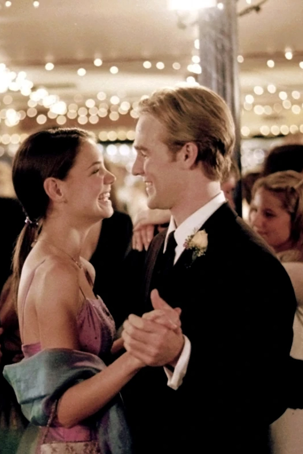 Joey and Dawson, sharing a dance at the prom and looking happy (both of them for the last time that night)