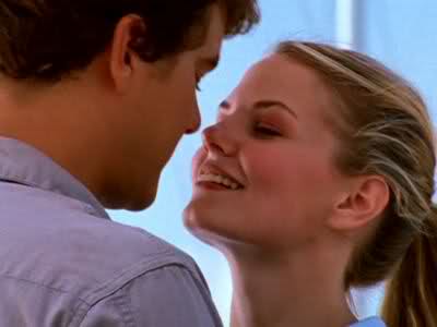 Jennifer Morrison as Melanie, about to kiss Pacey