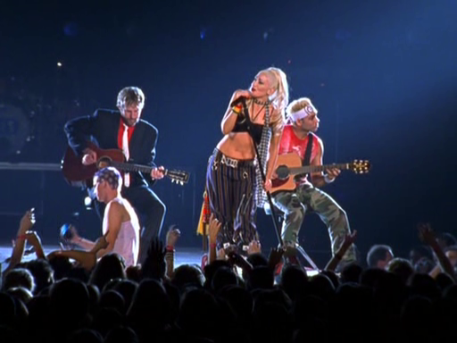 No Doubt performs to a packed crowd